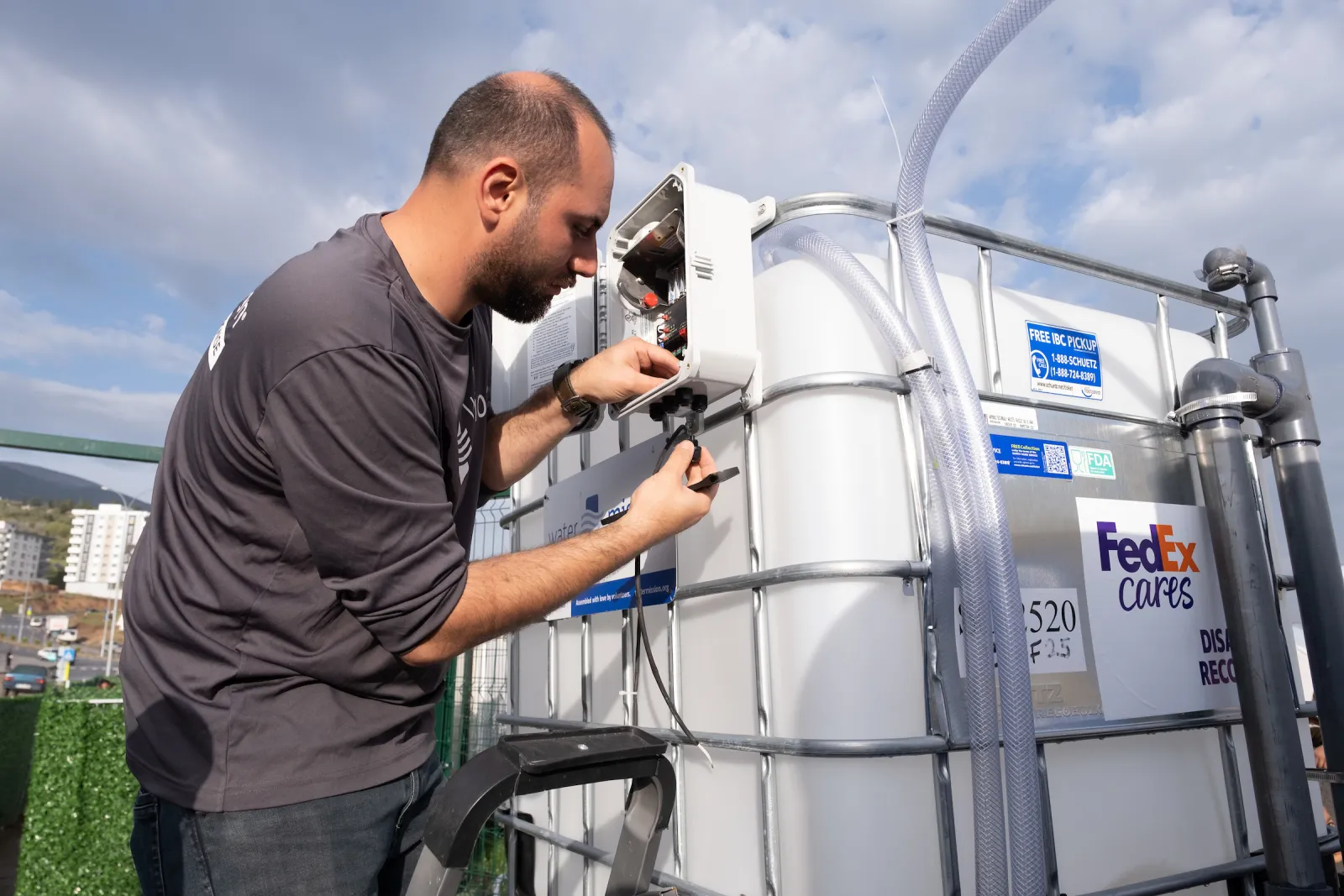 A volunteer installs a remote monitoring system in Kahramanmaraş, Turkey