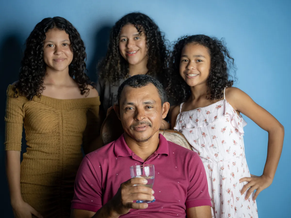 Jorge and his daughters