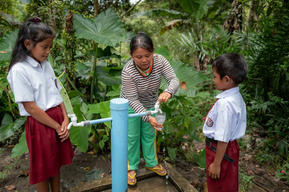Rewida and her children in Indonesia access safe water