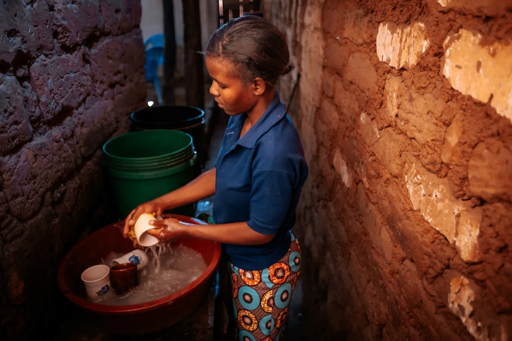 Jackline washing dishes