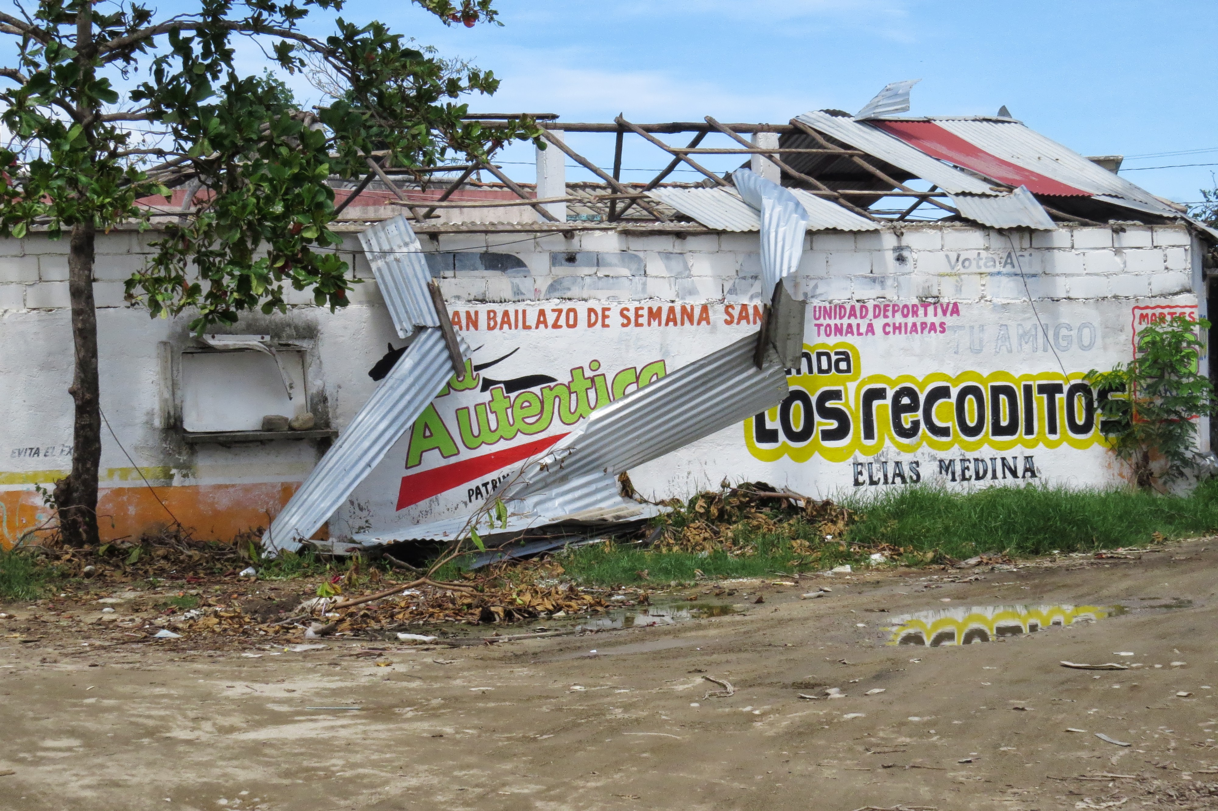 Damaged building in Paredon