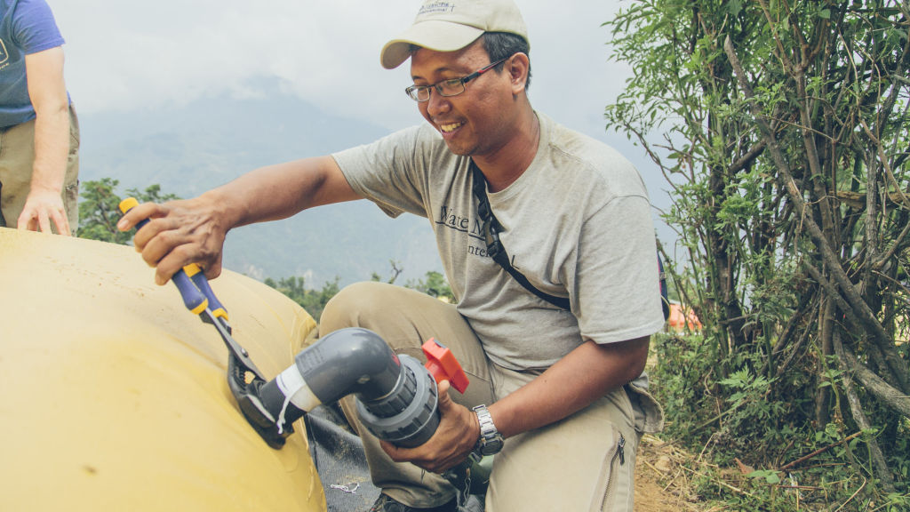 Tosa adjusts bladder tank fittings | Nepal Earthquake