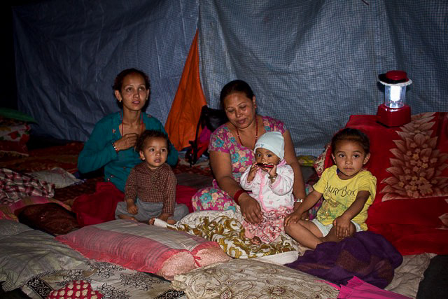 After the earthquake many people live in tents.