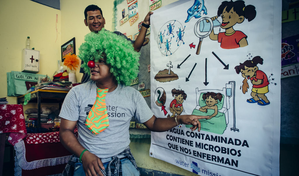 Water Mission Mexico staff conduct health and hygiene trainings with school children in El Encanto, Mexico. 