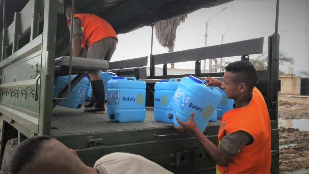 Citizens of Loma Negra deliver safe water to their neighbors.