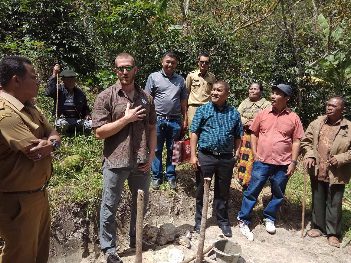 The community of Huta Ginjang celebrates the building of a safe water treatment system.