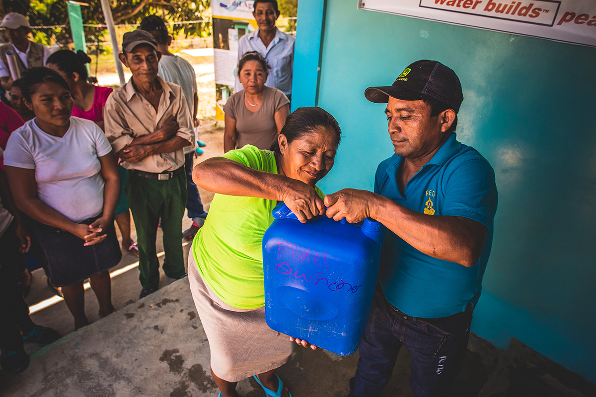 Distribution of containers of safe water in Honduras