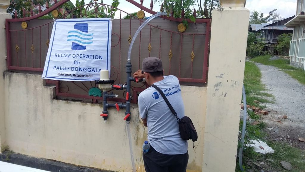 Installing a chlorinator at a school in Palu, Indonesia.
